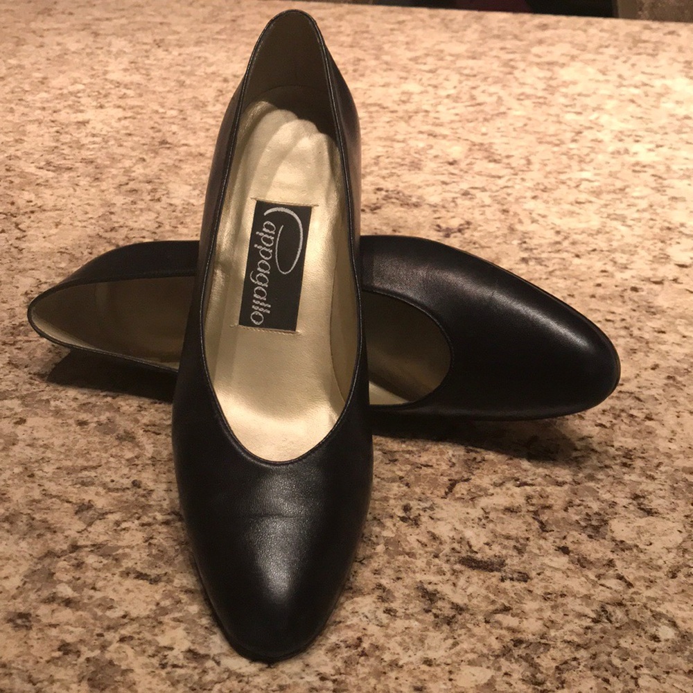 Pappagallo Professional pumps in black.